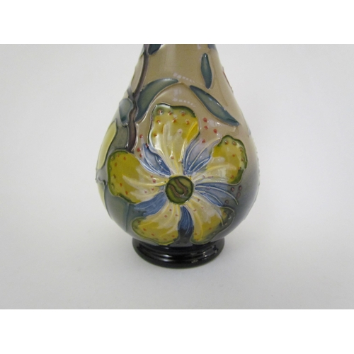 7559 - A Moorcroft Hypericum pattern vase, dated '93, 17cm tall