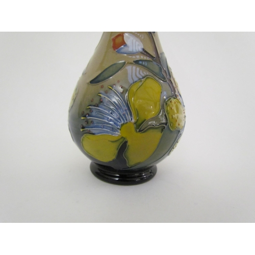 7559 - A Moorcroft Hypericum pattern vase, dated '93, 17cm tall