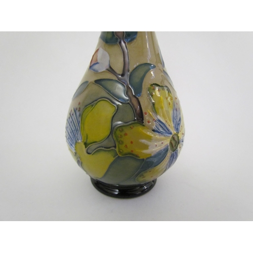 7559 - A Moorcroft Hypericum pattern vase, dated '93, 17cm tall