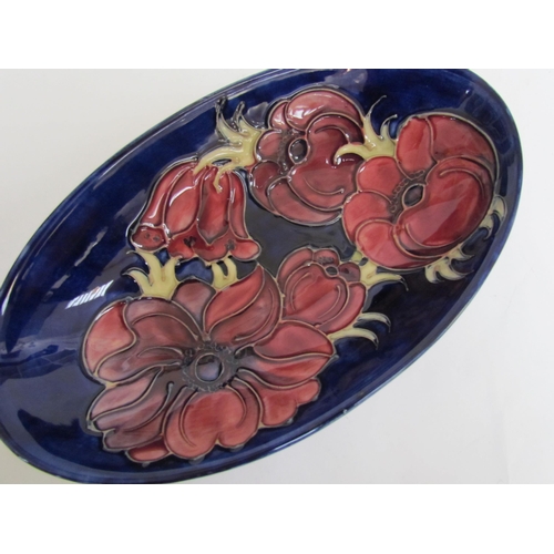 7576 - A Moorcroft Anemone pattern oval shallow bowl, 23cm x 13.5cm