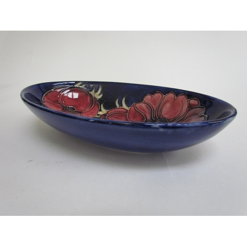 7576 - A Moorcroft Anemone pattern oval shallow bowl, 23cm x 13.5cm