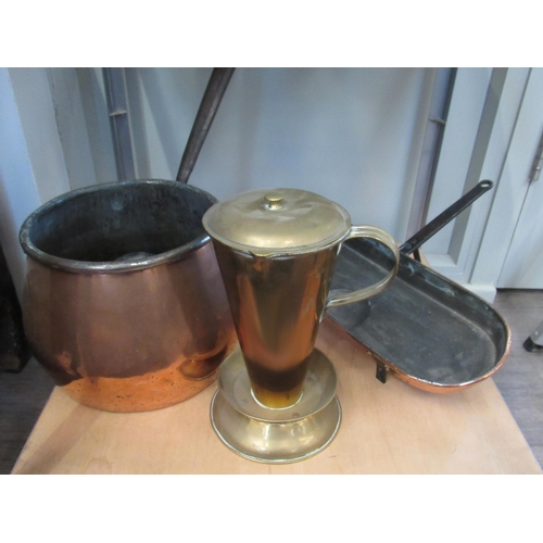 7078 - A copper skillet pan, long handled saucepan, and lidded jug with drip catcher (3)