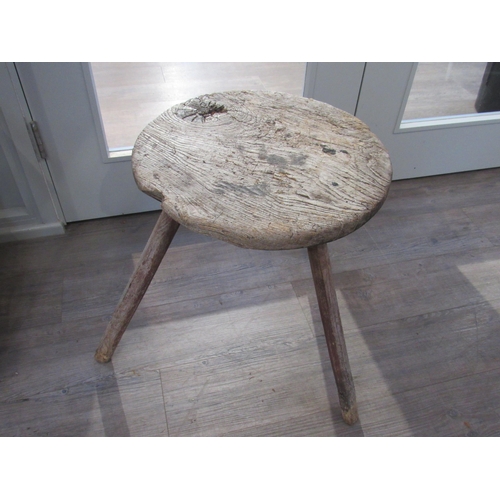 7082 - A primitive 18th Century Elm cricket table with thick circular top on three rustic legs. 53cm tall x... 