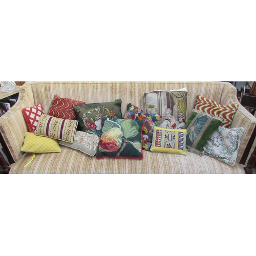 7104 - Thirteen tapestry scatter cushions of varying sizes