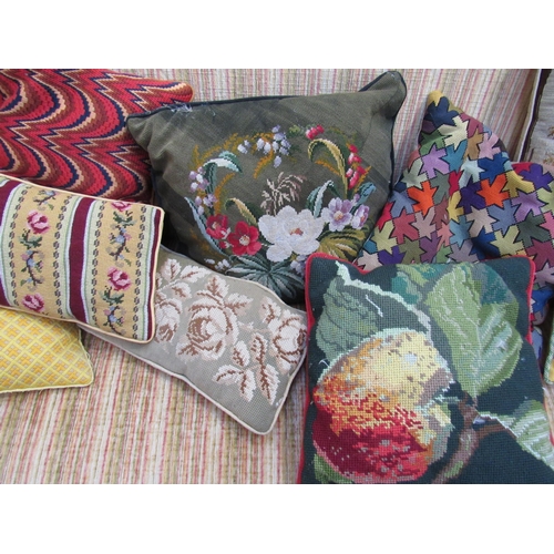 7104 - Thirteen tapestry scatter cushions of varying sizes