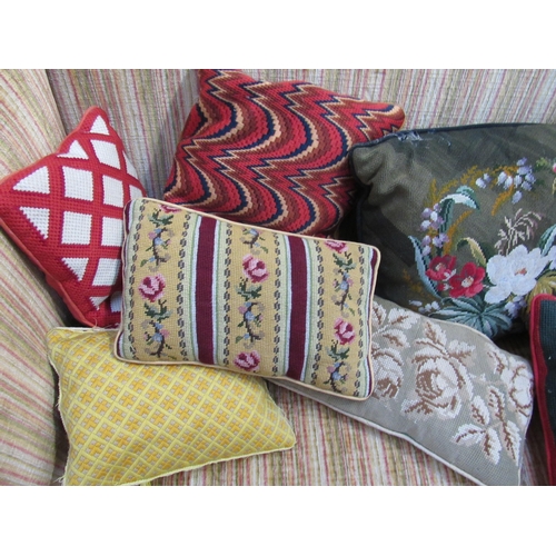 7104 - Thirteen tapestry scatter cushions of varying sizes