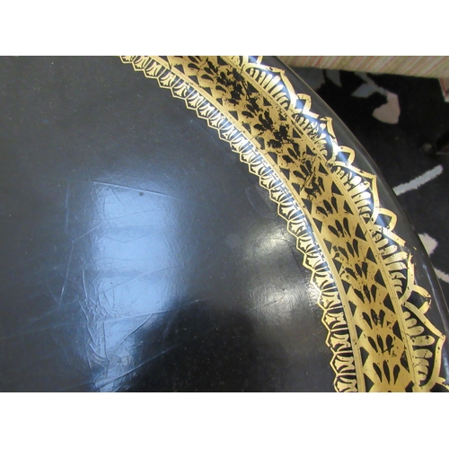 7116 - A Regency papier mache black lacquered oval Gentleman's tray table with gilt border. The tray lifts ... 