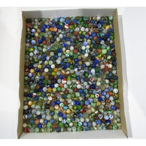 7163 - A good quantity of vintage marbles