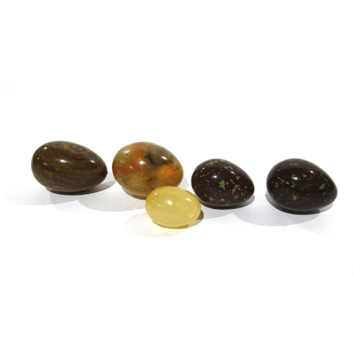 7170 - Seven polished stone eggs and another, all of varying sizes, largest 7cm, smallest 4cm