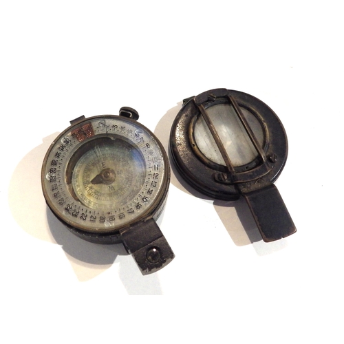 7211 - A T.G.Co Ltd London military compass No B148170 1942 MK III, hinge pin missing