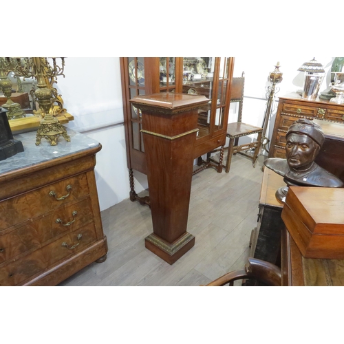 7776 - A Regency walnut pedestal of tapered form, 117cm tall