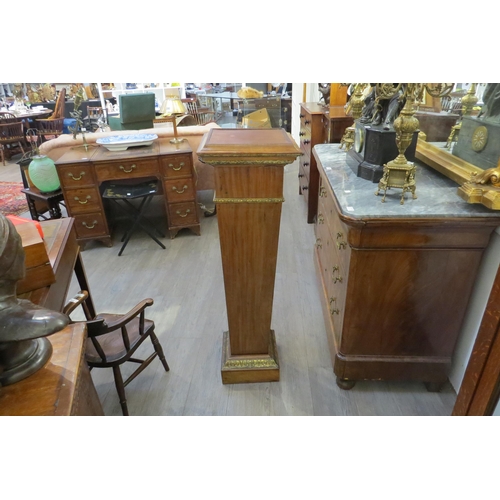 7776 - A Regency walnut pedestal of tapered form, 117cm tall