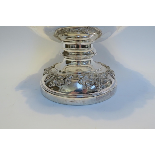 7789 - A silver plated wine cooler of urn form, twin handles, 28.5cm tall   (E) £80-120