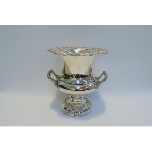 7789 - A silver plated wine cooler of urn form, twin handles, 28.5cm tall   (E) £80-120