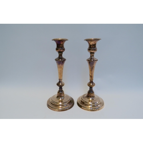 7793 - A pair of copper candlesticks on circular bases, 29cm tall   (R) £60