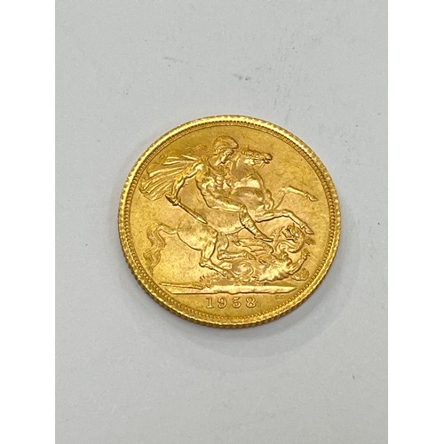 7284 - An Elizabeth II gold full sovereign dated 1958, 7.98g