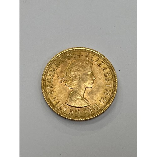 7284 - An Elizabeth II gold full sovereign dated 1958, 7.98g