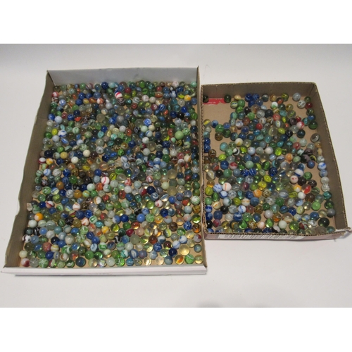 7163 - A good quantity of vintage marbles