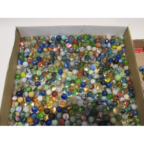 7163 - A good quantity of vintage marbles