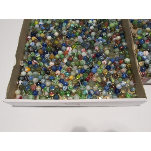 7163 - A good quantity of vintage marbles