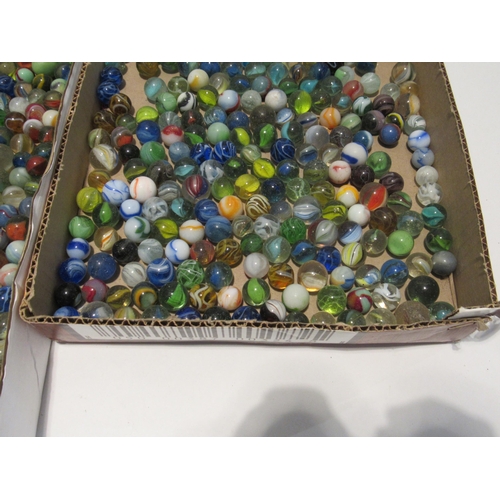 7163 - A good quantity of vintage marbles