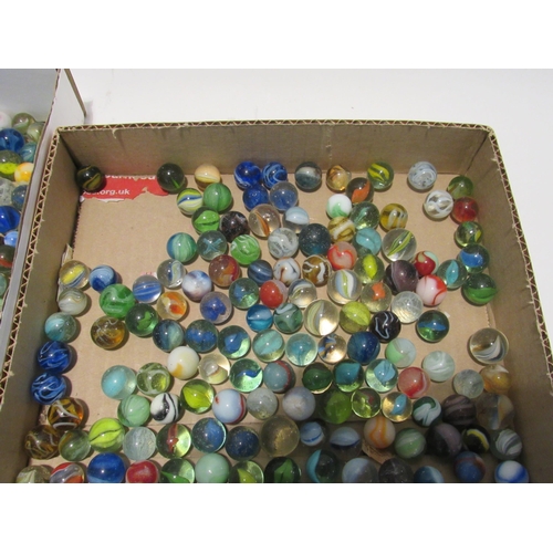 7163 - A good quantity of vintage marbles