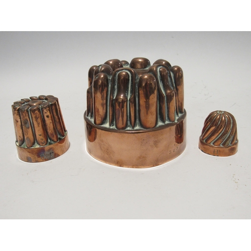 7166 - A Benham & Froud copper mould and two associated smaller moulds 9.5, 6 & 4.5cm tall. Diameters are 1... 