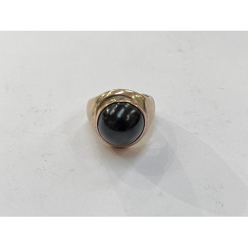 7295 - A star sapphire cabochon ring. Size I, 8.9g  (C)