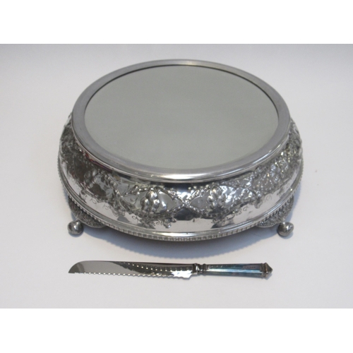 7811 - A silverplate embossed mirrored top cakestand with pine carry case.  The top mirror is 31cm diameter... 