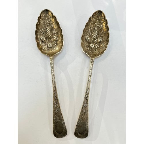 7349 - A pair of Walker & Hall (John Edward Bingham) silver berry serving spoons, Sheffield 1873, 156g