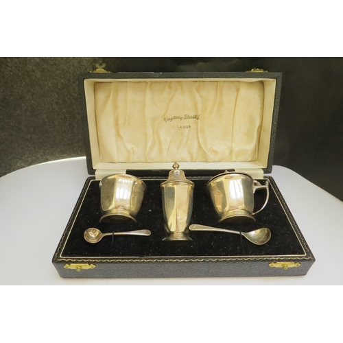 7352 - An Adie Brothers Ltd., silver three piece cruet with spoons, Birmingham 1979, 116g (weighted base to... 