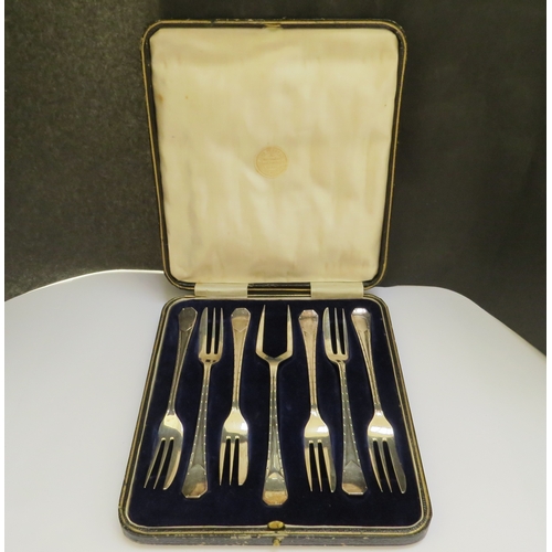 7353 - A Lee & Wigfull (Henry Wigfull) silver set of six cake forks with serving fork, cased, Sheffield 192... 