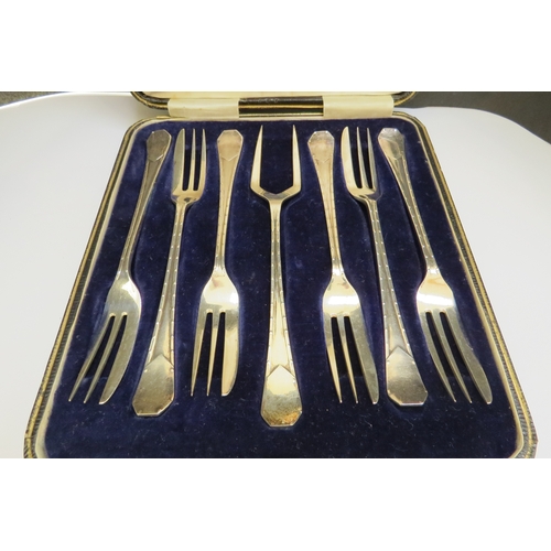 7353 - A Lee & Wigfull (Henry Wigfull) silver set of six cake forks with serving fork, cased, Sheffield 192... 