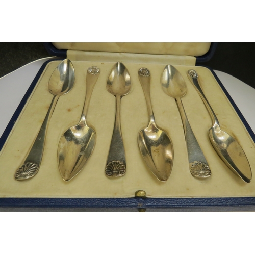 7373 - A set of six Mappin and Webb silver grapefruit spoons, cased, 140g