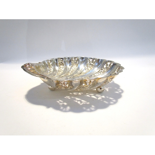 7439 - An early 20th Century silver shell-form dish, pierced floral detail, maker indistinct, Birmingham 19... 