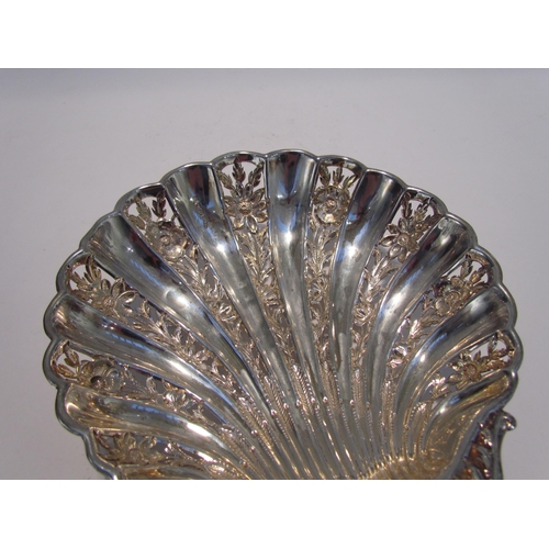 7439 - An early 20th Century silver shell-form dish, pierced floral detail, maker indistinct, Birmingham 19... 