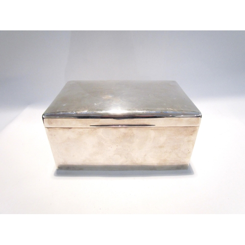 7445 - A Walker & Hall silver humidor/cigar box with wood lined interior Sheffield 1925, 13cm x 24cm x 15cm