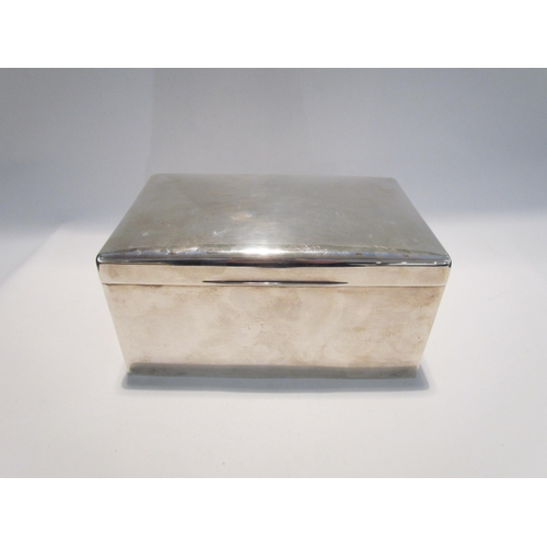 7445 - A Walker & Hall silver humidor/cigar box with wood lined interior Sheffield 1925, 13cm x 24cm x 15cm