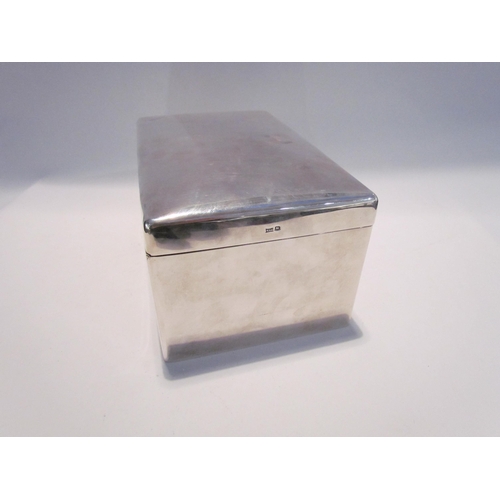 7445 - A Walker & Hall silver humidor/cigar box with wood lined interior Sheffield 1925, 13cm x 24cm x 15cm