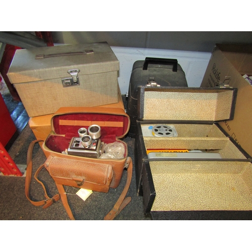 1255 - A vintage Brownie movie camera and projector with accessories