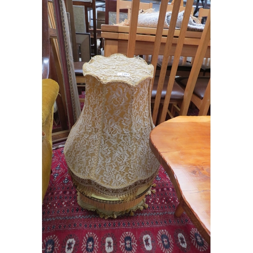 2401 - A quantity of vintage lamp shades