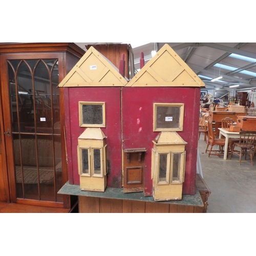 2419 - A 1930's dolls house      (R) £20