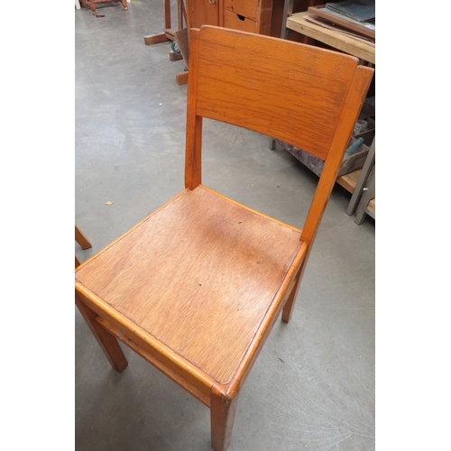 2060 - A kitchen table and chair set      (E) £20-30