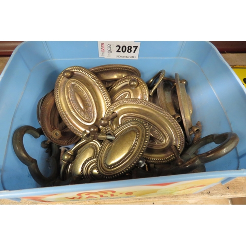 2087 - A box of brass furniture handles      (D)