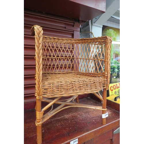 2094 - A 1930's wicker child's or dolls chair      (R) £20