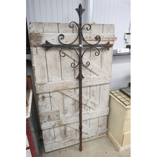 2099 - A wrought iron cross 197cm tall