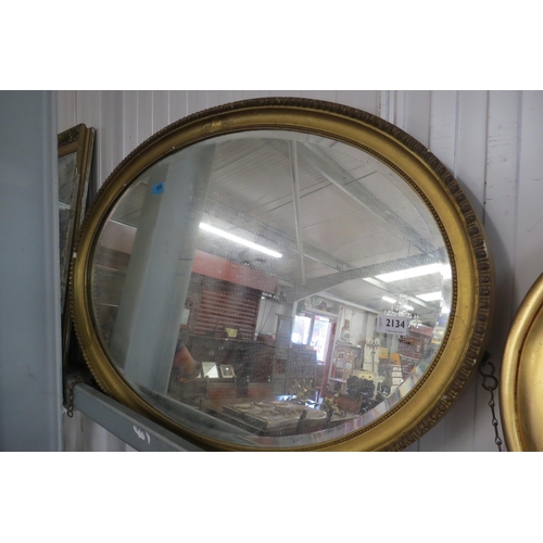 2134 - An oval gilt framed wall mirror   (R)  £20