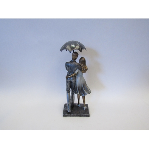 1524 - A Shudehill Scottish sculpture of a romantic couple under an umbrella, 28cm tall