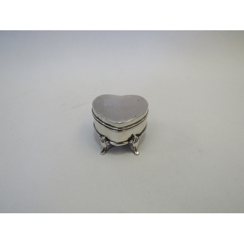 1422 - A Henry Matthews silver heart shaped ring box with velvet lined interior, Birmingham 1908, 32.7g