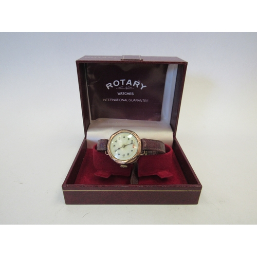 1433 - A lady's 9ct gold wristwatch with leather strap